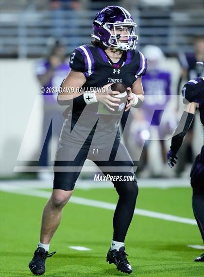Thumbnail 2 in Gunter vs Jacksboro (UIL 3A DII Quarterfinal Playoff) photogallery.