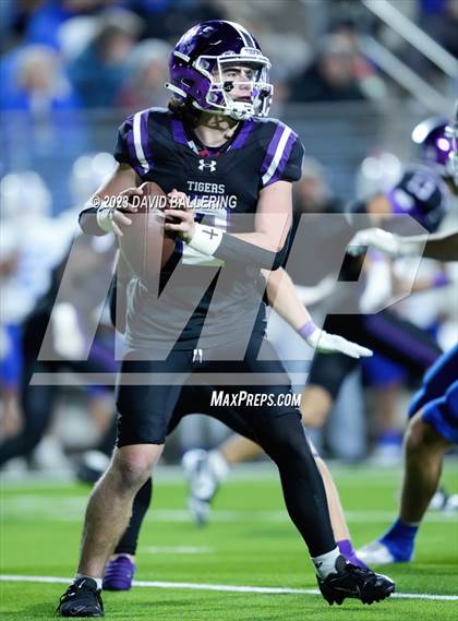 Thumbnail 2 in Gunter vs Jacksboro (UIL 3A DII Quarterfinal Playoff) photogallery.
