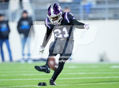 Thumbnail 2 in Gunter vs Jacksboro (UIL 3A DII Quarterfinal Playoff) photogallery.