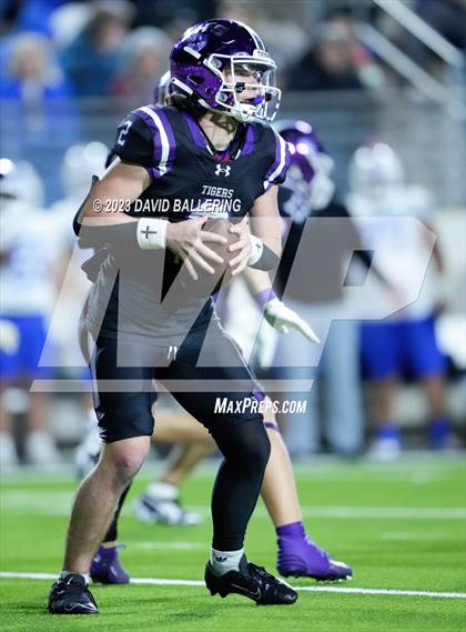 Thumbnail 1 in Gunter vs Jacksboro (UIL 3A DII Quarterfinal Playoff) photogallery.