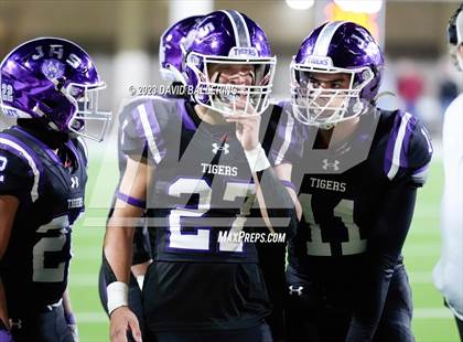 Thumbnail 2 in Gunter vs Jacksboro (UIL 3A DII Quarterfinal Playoff) photogallery.