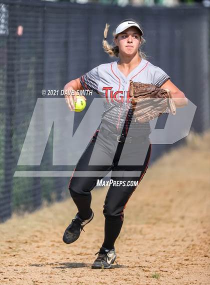 Thumbnail 3 in Valley vs Bettendorf (Rick Doran Classic) photogallery.