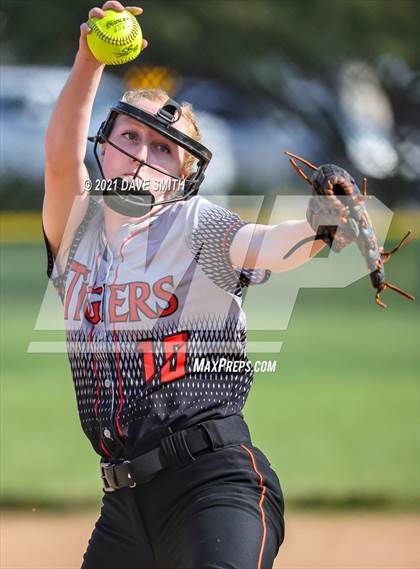 Thumbnail 2 in Valley vs Bettendorf (Rick Doran Classic) photogallery.