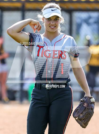 Thumbnail 3 in Valley vs Bettendorf (Rick Doran Classic) photogallery.