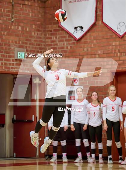 Thumbnail 2 in Wiseburn Da Vinci vs Bishop Diego (CIF-SS D6 Round 2) photogallery.