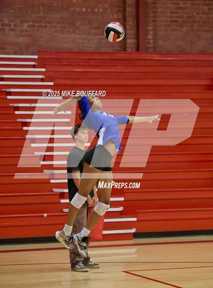 Thumbnail 3 in Wiseburn Da Vinci vs Bishop Diego (CIF-SS D6 Round 2) photogallery.