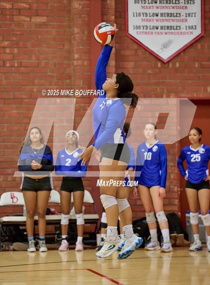 Thumbnail 3 in Wiseburn Da Vinci vs Bishop Diego (CIF-SS D6 Round 2) photogallery.