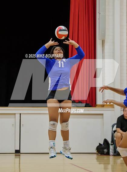 Thumbnail 2 in Wiseburn Da Vinci vs Bishop Diego (CIF-SS D6 Round 2) photogallery.