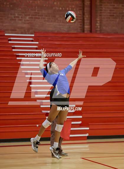 Thumbnail 2 in Wiseburn Da Vinci vs Bishop Diego (CIF-SS D6 Round 2) photogallery.