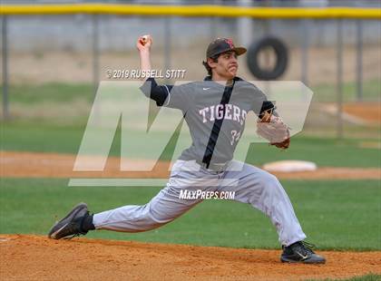 Thumbnail 2 in Kingfisher vs Tuttle photogallery.