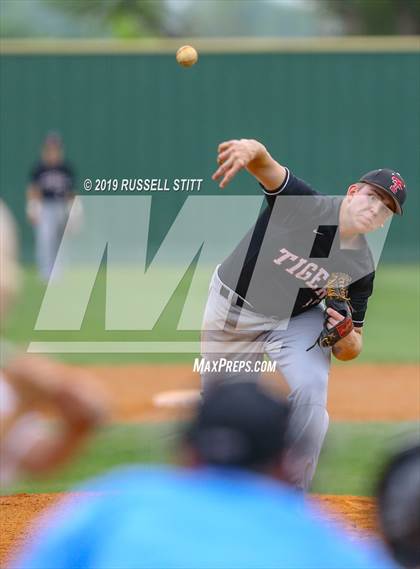 Thumbnail 1 in Kingfisher vs Tuttle photogallery.
