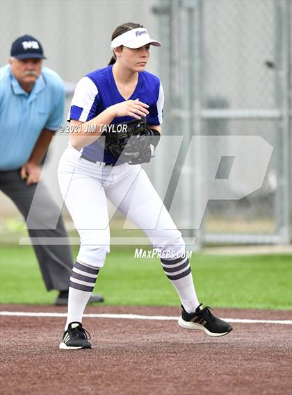 Thumbnail 3 in Jacksboro vs Comanche (UIL 3A Bi-District) photogallery.