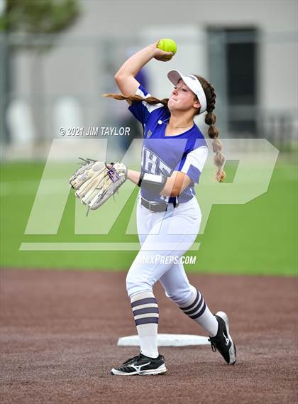 Thumbnail 3 in Jacksboro vs Comanche (UIL 3A Bi-District) photogallery.