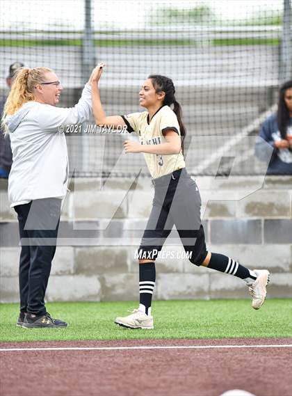 Thumbnail 2 in Jacksboro vs Comanche (UIL 3A Bi-District) photogallery.