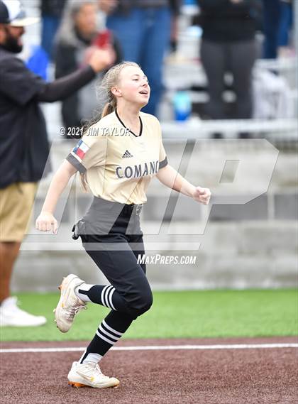 Thumbnail 2 in Jacksboro vs Comanche (UIL 3A Bi-District) photogallery.
