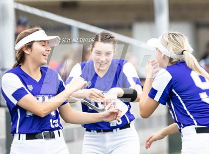 Thumbnail 3 in Jacksboro vs Comanche (UIL 3A Bi-District) photogallery.