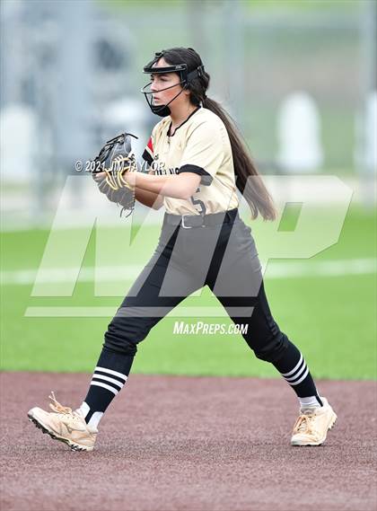 Thumbnail 3 in Jacksboro vs Comanche (UIL 3A Bi-District) photogallery.