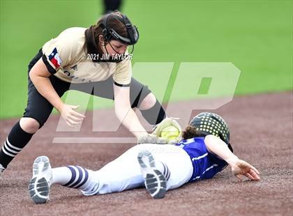 Thumbnail 3 in Jacksboro vs Comanche (UIL 3A Bi-District) photogallery.