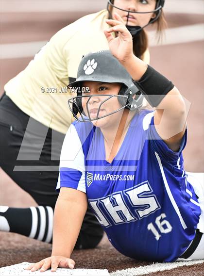 Thumbnail 2 in Jacksboro vs Comanche (UIL 3A Bi-District) photogallery.