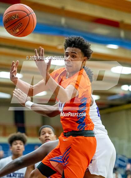 Thumbnail 2 in Garfield vs. Rainier Beach (WIAA 3A District Playoff) photogallery.