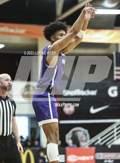 Thumbnail 1 in St. Augustine vs. East Catholic (Spalding Hoophall Classic) photogallery.