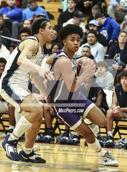 Thumbnail 1 in St. Augustine vs. East Catholic (Spalding Hoophall Classic) photogallery.
