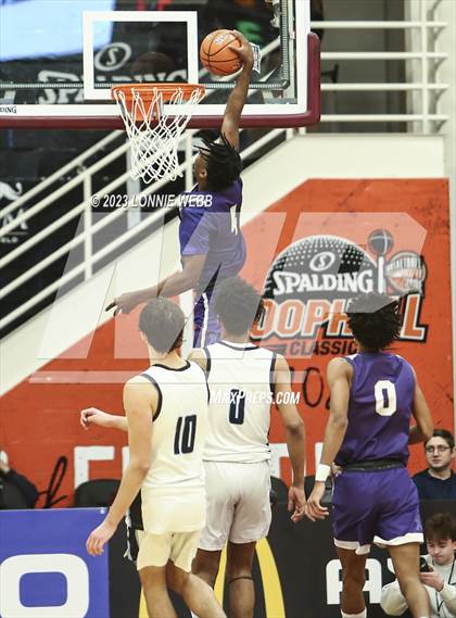 Thumbnail 1 in St. Augustine vs. East Catholic (Spalding Hoophall Classic) photogallery.
