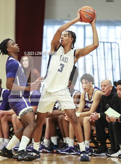 Thumbnail 3 in St. Augustine vs. East Catholic (Spalding Hoophall Classic) photogallery.