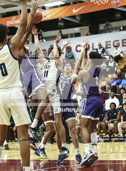 Thumbnail 1 in St. Augustine vs. East Catholic (Spalding Hoophall Classic) photogallery.
