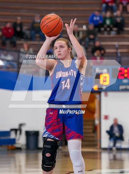 Thumbnail 2 in Union City vs. Clinton Central (IHSAA 1A Semi-State 7) photogallery.