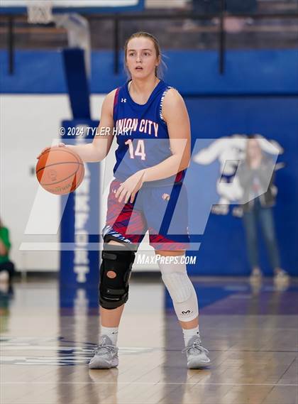 Thumbnail 1 in Union City vs. Clinton Central (IHSAA 1A Semi-State 7) photogallery.