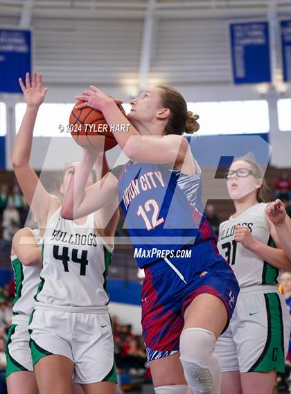 Thumbnail 1 in Union City vs. Clinton Central (IHSAA 1A Semi-State 7) photogallery.