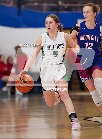Thumbnail 2 in Union City vs. Clinton Central (IHSAA 1A Semi-State 7) photogallery.