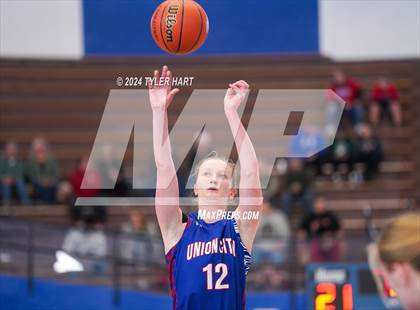 Thumbnail 2 in Union City vs. Clinton Central (IHSAA 1A Semi-State 7) photogallery.