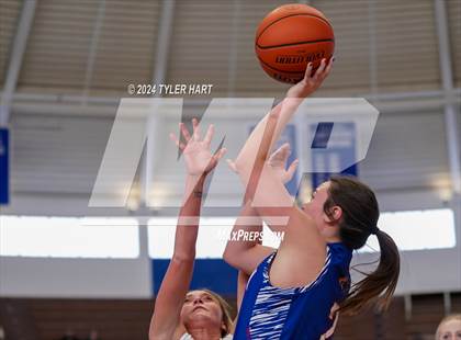 Thumbnail 2 in Union City vs. Clinton Central (IHSAA 1A Semi-State 7) photogallery.