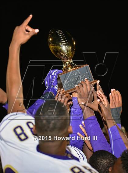 Thumbnail 2 in Marlin vs. Rio Vista (UIL 3A Bi-District Playoff) photogallery.