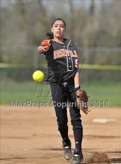 Thumbnail 2 in Roseville vs. Woodland (Victory Pre-Season Tournament) photogallery.