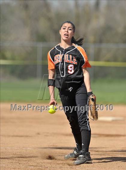 Thumbnail 1 in Roseville vs. Woodland (Victory Pre-Season Tournament) photogallery.