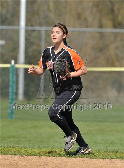 Thumbnail 3 in Roseville vs. Woodland (Victory Pre-Season Tournament) photogallery.