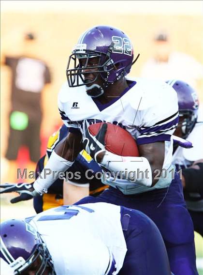 Thumbnail 3 in Everman vs. Highland Park (Tom Landry Classic) photogallery.