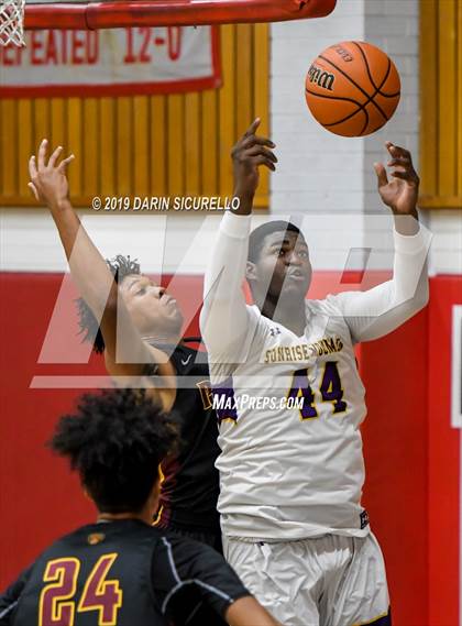 Thumbnail 3 in Sunrise Mountain vs. Mountain Pointe (PUHSD Coyote Classic) photogallery.