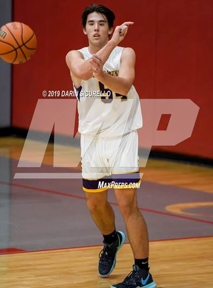 Thumbnail 2 in Sunrise Mountain vs. Mountain Pointe (PUHSD Coyote Classic) photogallery.