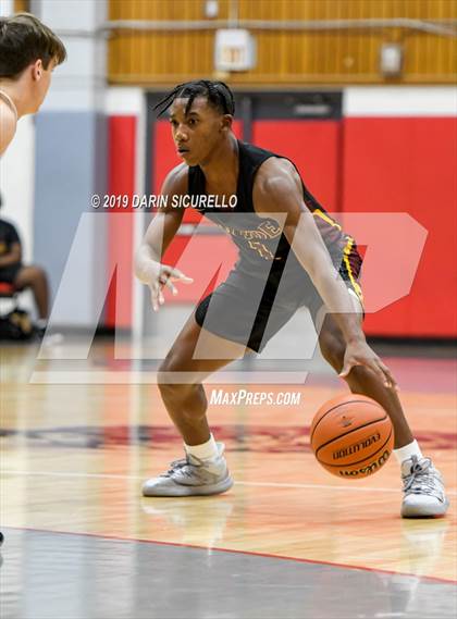 Thumbnail 2 in Sunrise Mountain vs. Mountain Pointe (PUHSD Coyote Classic) photogallery.
