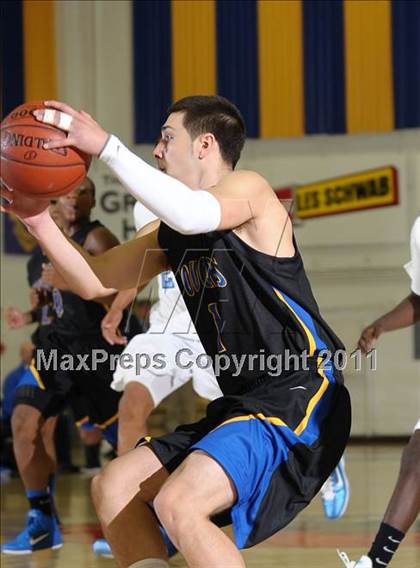 Thumbnail 2 in Newark Memorial vs. Burbank (Gridley Invitational) photogallery.