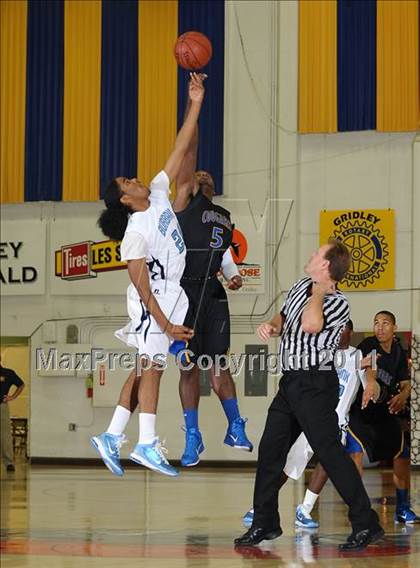 Thumbnail 1 in Newark Memorial vs. Burbank (Gridley Invitational) photogallery.