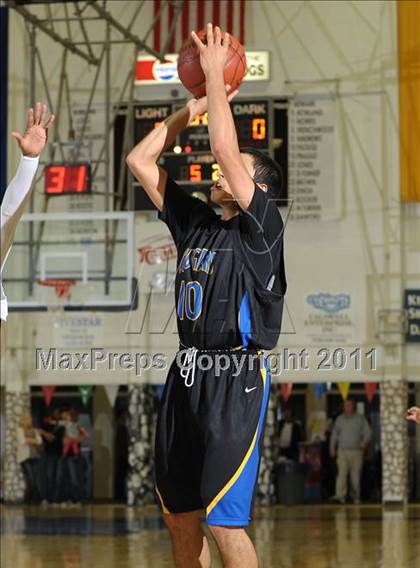 Thumbnail 3 in Newark Memorial vs. Burbank (Gridley Invitational) photogallery.