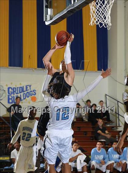 Thumbnail 3 in Newark Memorial vs. Burbank (Gridley Invitational) photogallery.