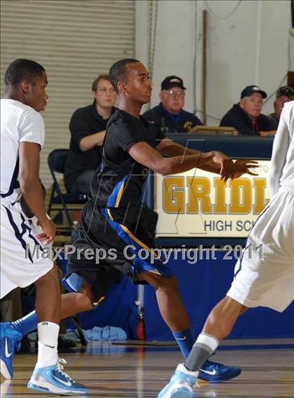 Thumbnail 2 in Newark Memorial vs. Burbank (Gridley Invitational) photogallery.