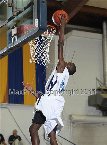 Thumbnail 2 in Newark Memorial vs. Burbank (Gridley Invitational) photogallery.