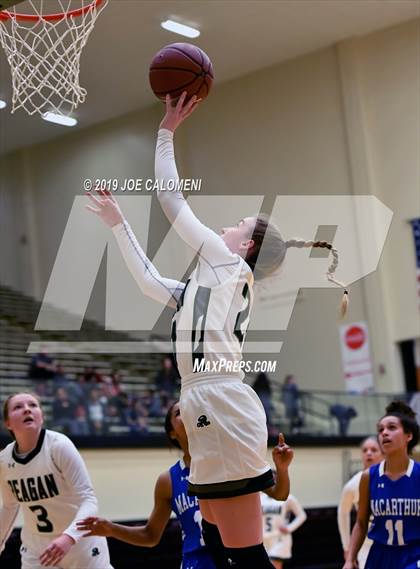 Thumbnail 1 in Reagan [Ronald] vs MacArthur [Douglas] photogallery.